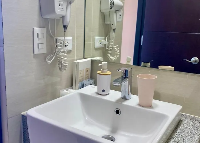 Uptown Parksuites Posh Modern Minimalist Aparthotel