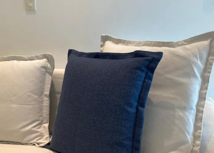 Aparthotel Uptown Parksuites Posh Modern Minimalist